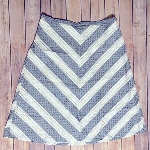 Ann Taylor LOFT skirt - Size 8 - Navy and White